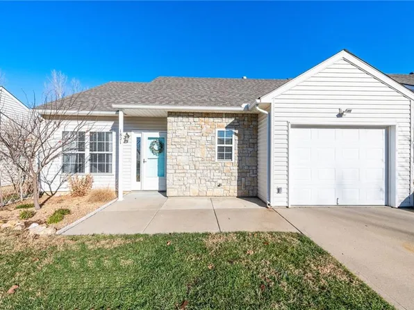 1821 Fall Creek Dr, Tonganoxie, KS 66086