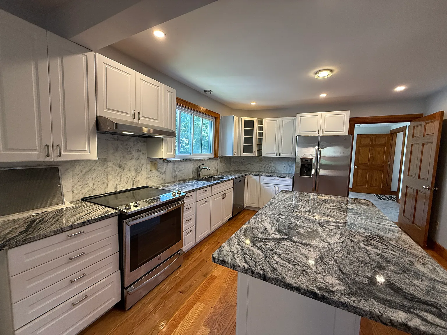 3 bed, 1.5 bath, 1550 sqft, $3,200 — Photo 3