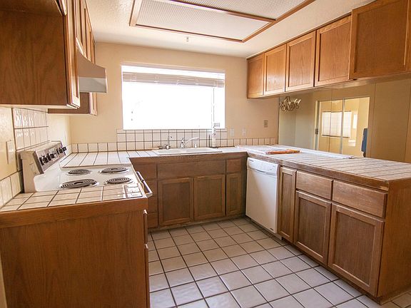 3rd image of 990 Acoma Blvd S