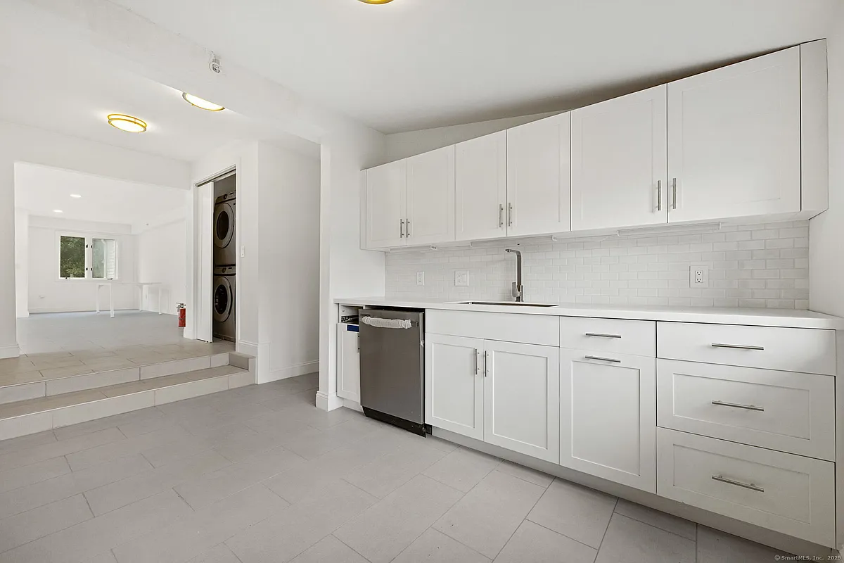 Building Photo - 529 Danbury Rd #C
