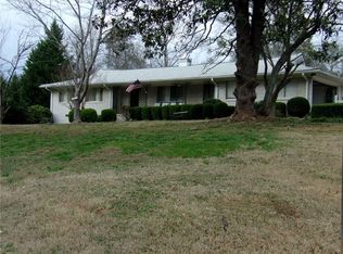 1417 Lakeshore Cir, Gainesville, GA 30501