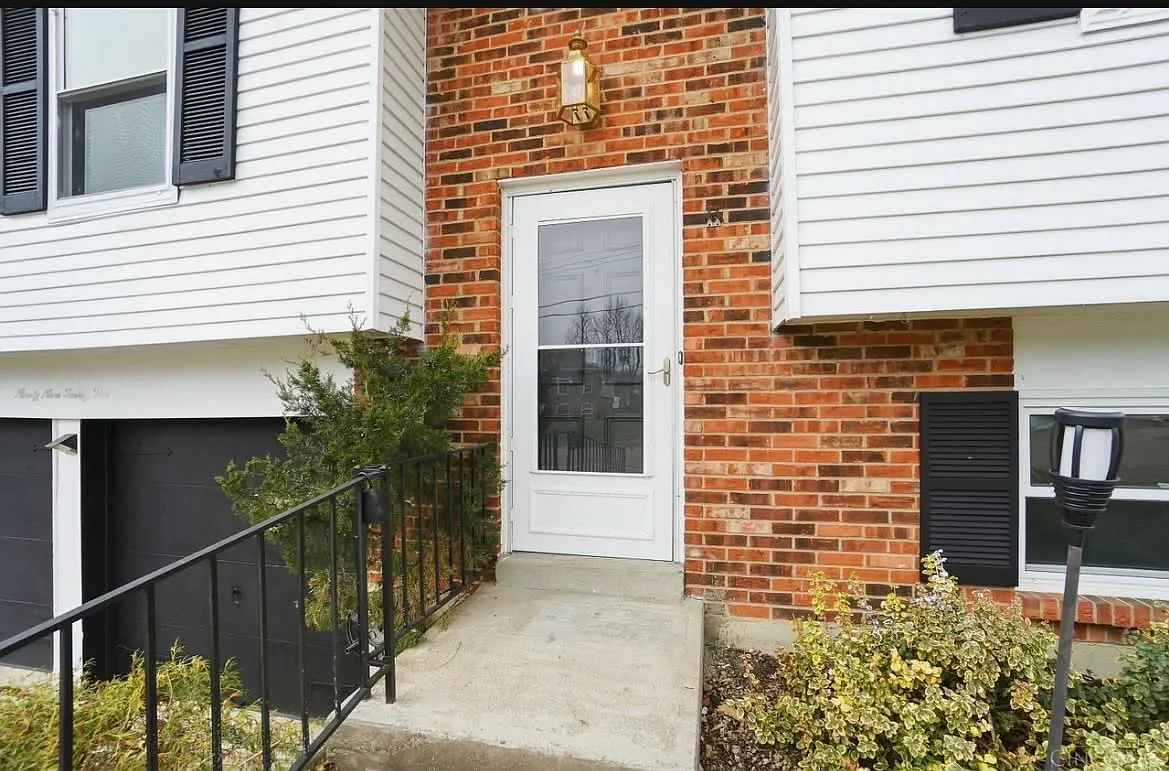 3 bed, 1.5 bath, 1508 sqft, $2,300 — Photo 2
