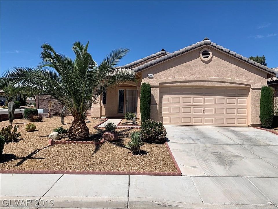 Welcome home  to you wonderful Silverado Ranch home...