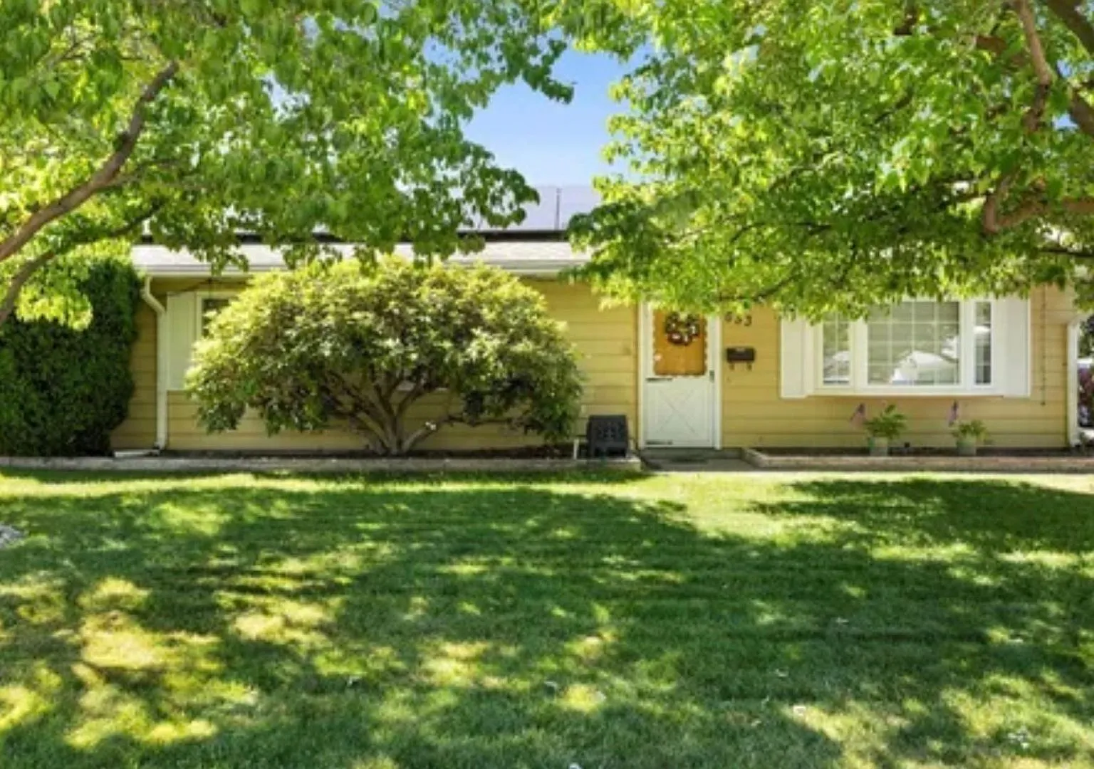Spacious 4-Bedroom Home with Solar Panels in Richland — Photo 2