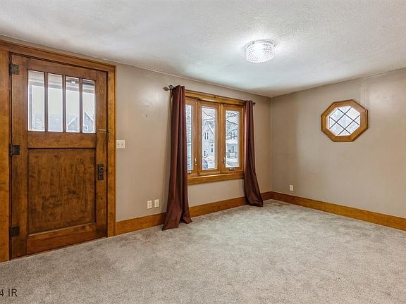 3rd image of 814 E Montgomery St