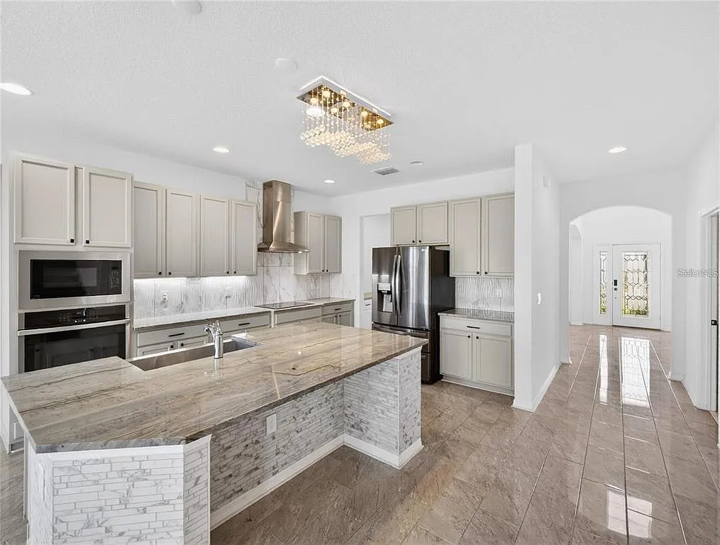 5 bed, 5.0 bath, 3781 sqft, $4,200 — Photo 4