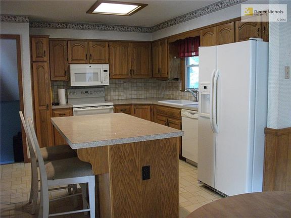KITCHEN HAS LOTS OF CABINET SPACE