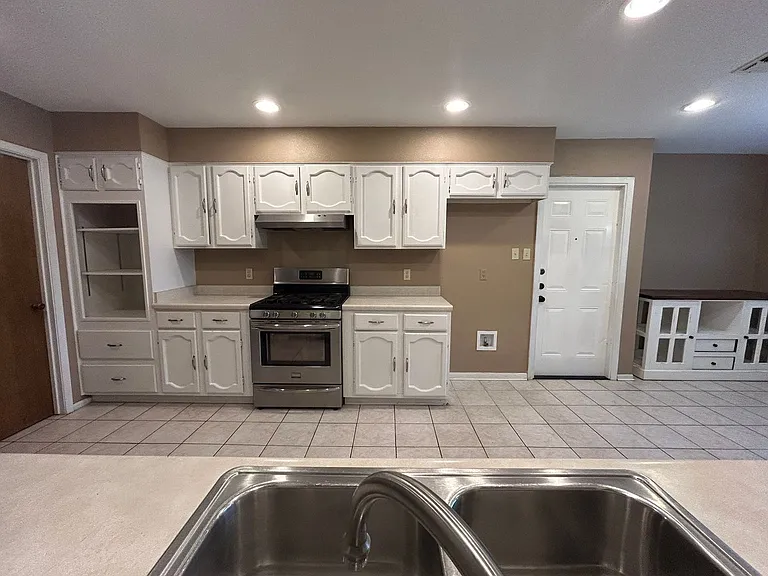 826 Timber Dr — Photo 18