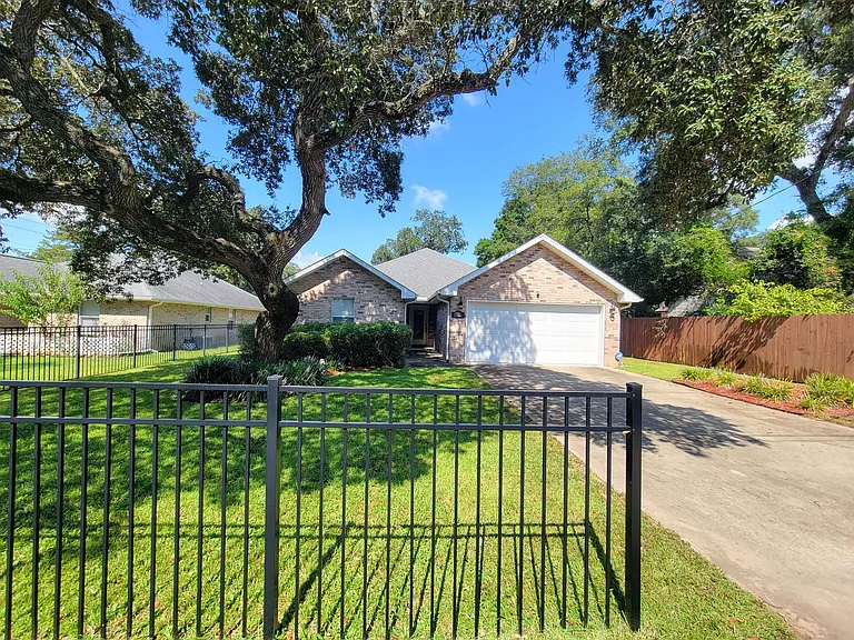 712 Hazel Dr — Photo 2