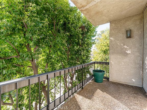 4th image of 11560 Moorpark St APT 204