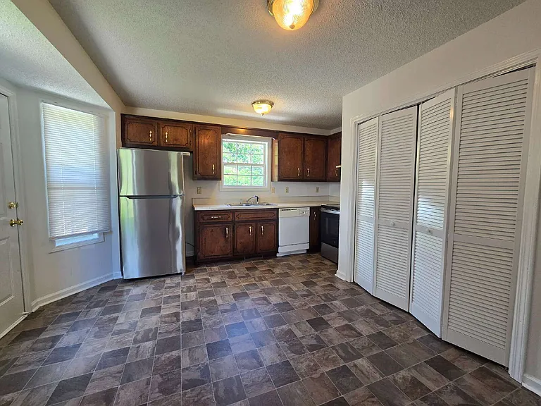 2408 N Ford St — Photo 5