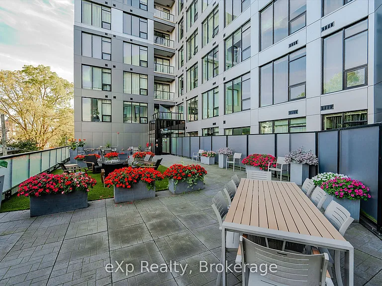 690 King St W #105 — Photo 2
