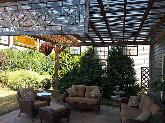 Back patio under pergola