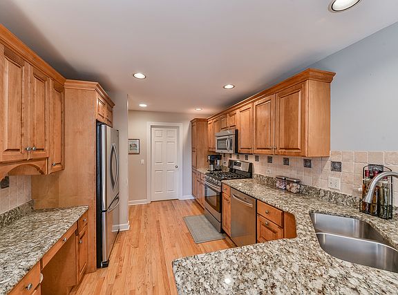 3rd image of 813 King Henry Ln
