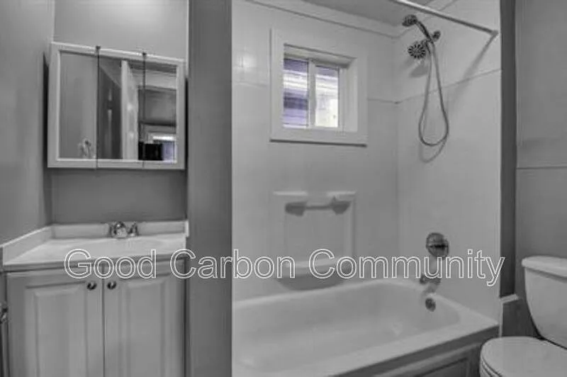 2 bed, 1.0 bath, $1,250 — Photo 2