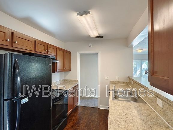 3rd image of 616 E 61st St
