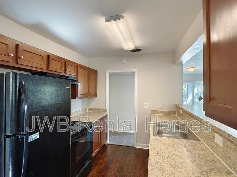 616 E 61st St — Photo 3