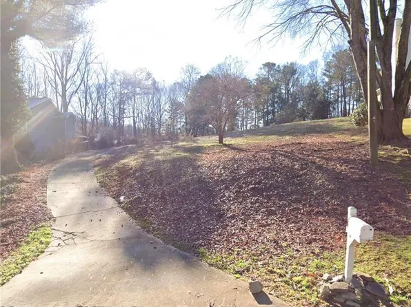 1359 Holly Bank Cir, Dunwoody, GA 30338