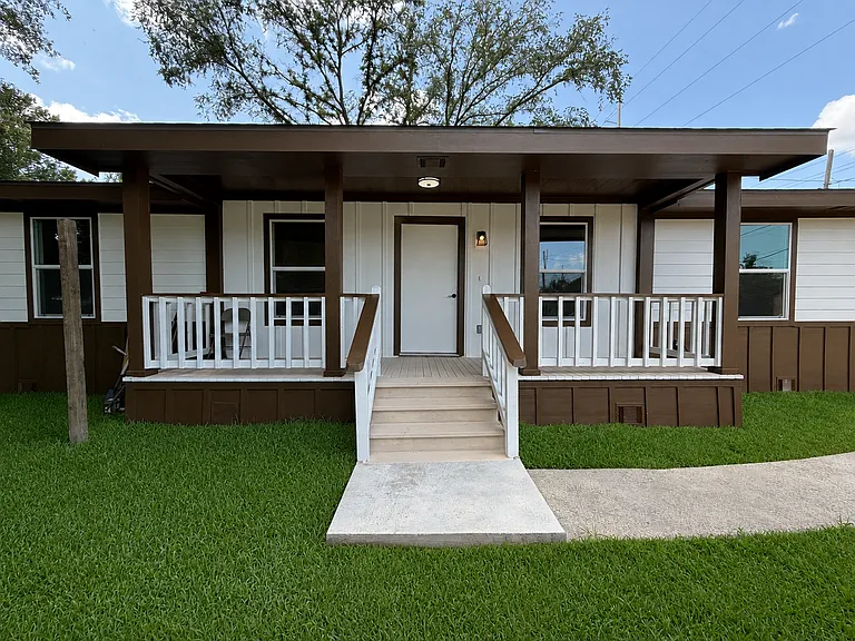 1401 Lincoln St — Photo 1