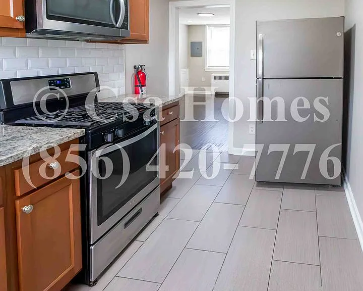 1562 Bradley Ave — Photo 3