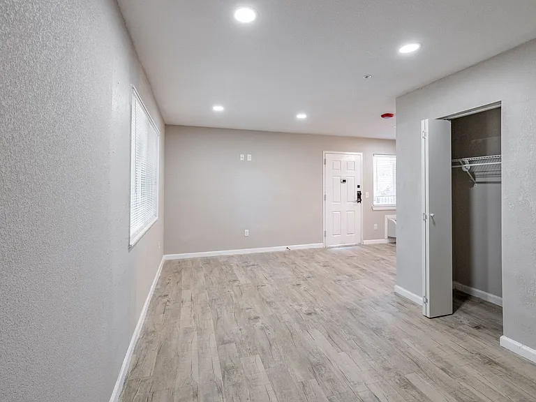 Alma Apartments — Photo 77