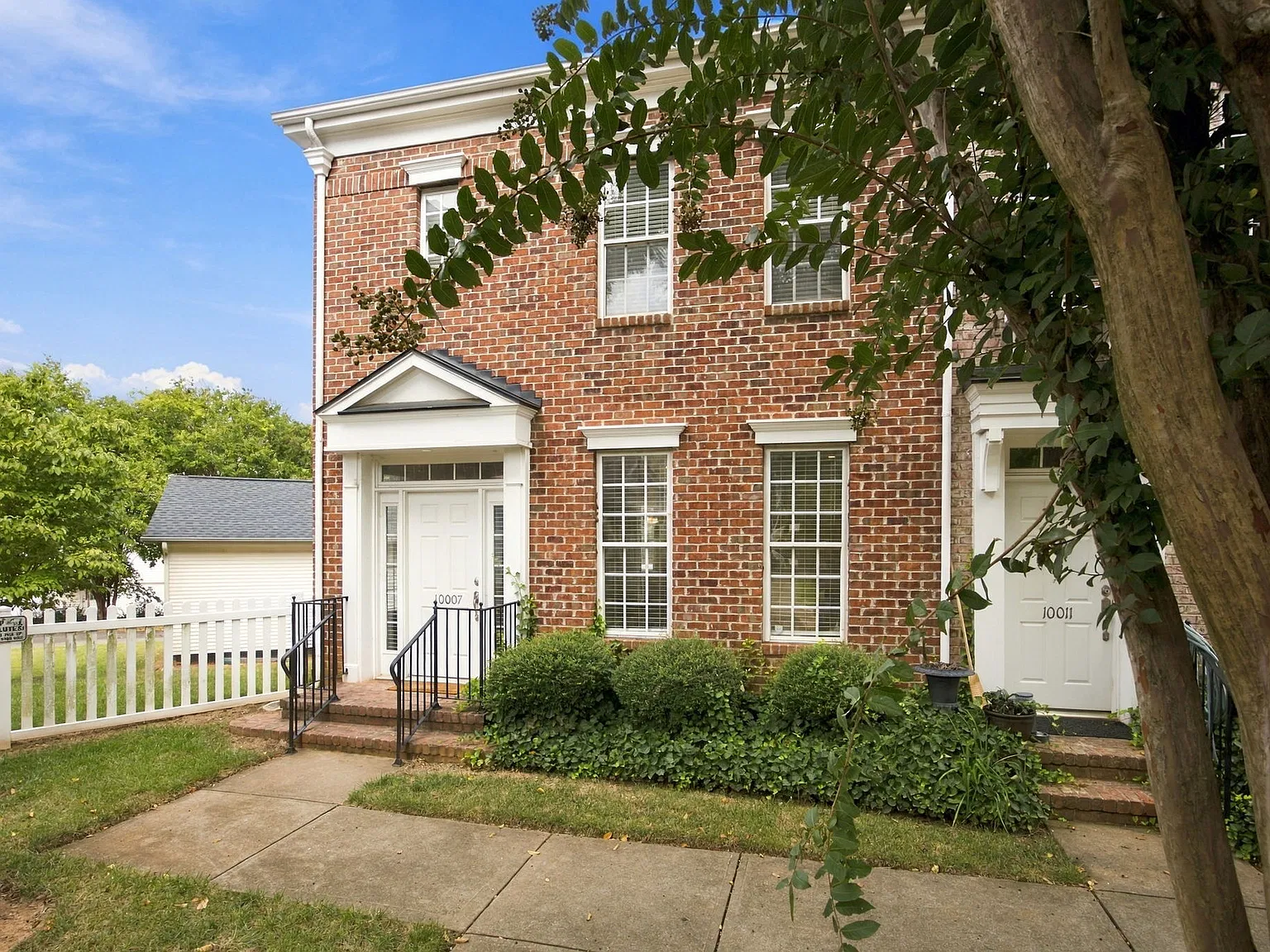 3 bed, 2.5 bath, 1408 sqft, $2,600 — Photo 2