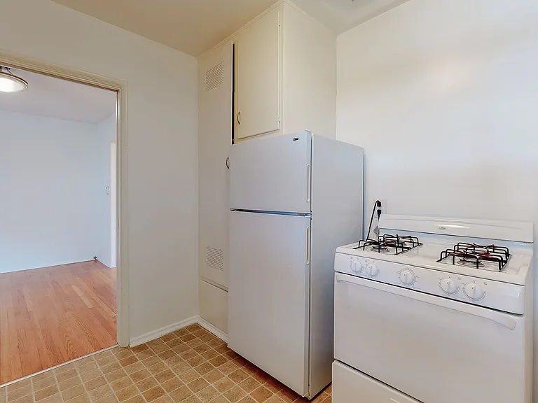 Westwood Hills Apartment — Photo 13