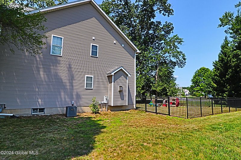 4th image of 2 Hampshire Pl