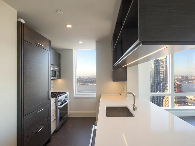 555 10th Ave #44N — Photo 5
