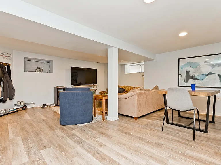 900 W Newport Ave #G — Photo 2