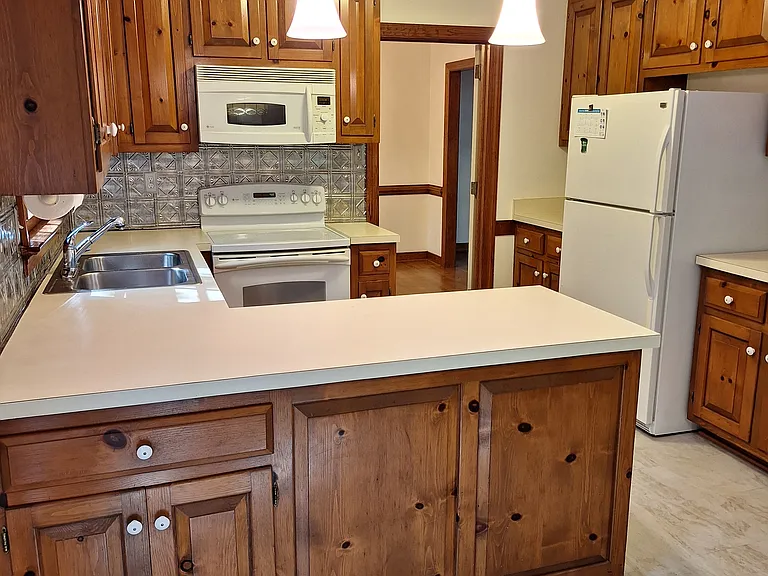 906 Pinewood Dr — Photo 9