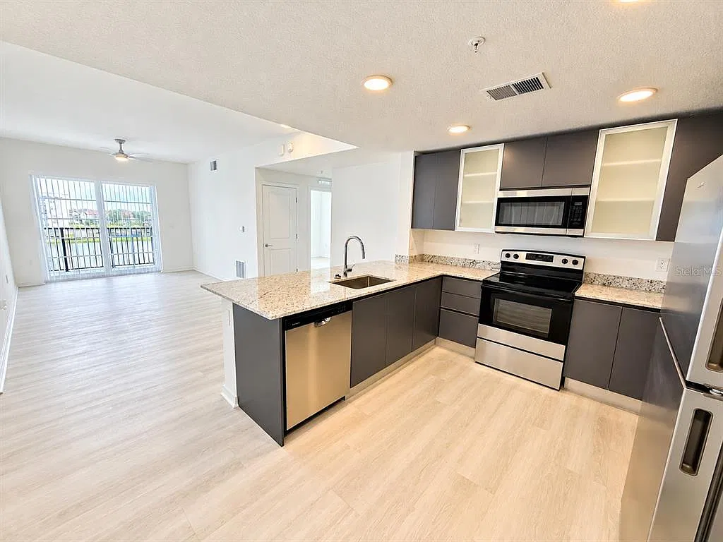3 bed, 2.0 bath, 1150 sqft, $2,200 — Photo 2