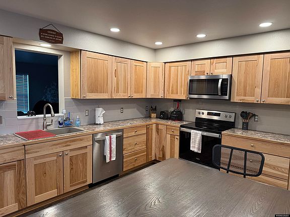4th image of 405 Walnut Ct E Unit 3B