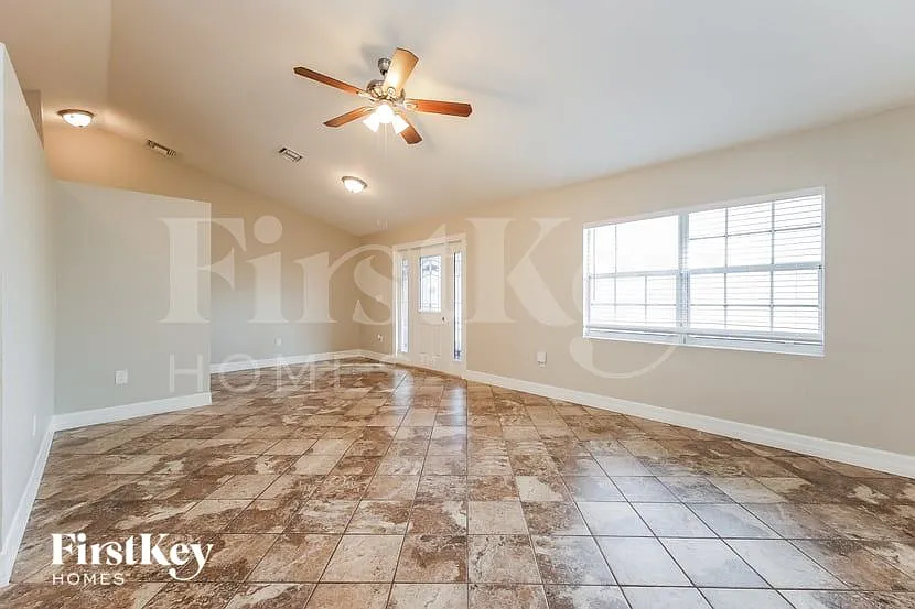 4 bed, 2.0 bath, 2503 sqft, $2,130 — Photo 3