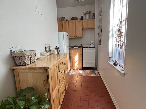 4th image of 206 E 17th St APT 5A