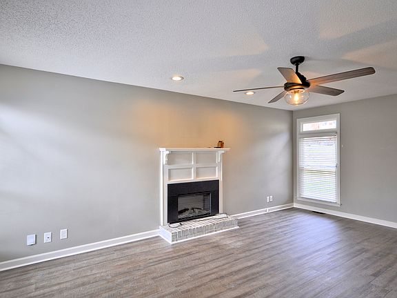 5th image of 692 W Creek Dr