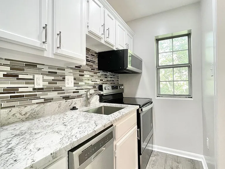 1748 N Rhodes St #6-321 — Photo 21