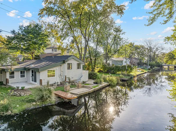 402 Channel Dr, Island Lake, IL 60042