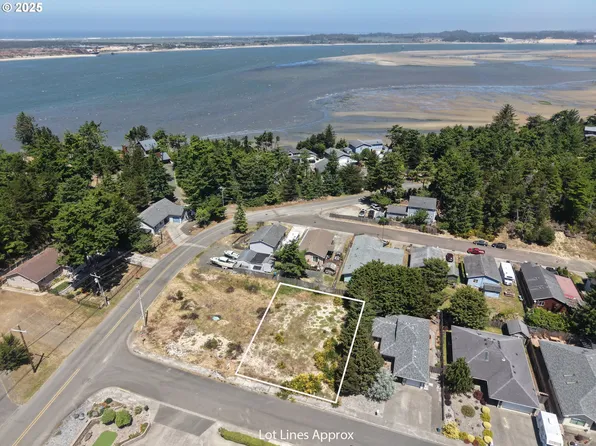 726 Edwards Ave, Coos Bay, OR 97420