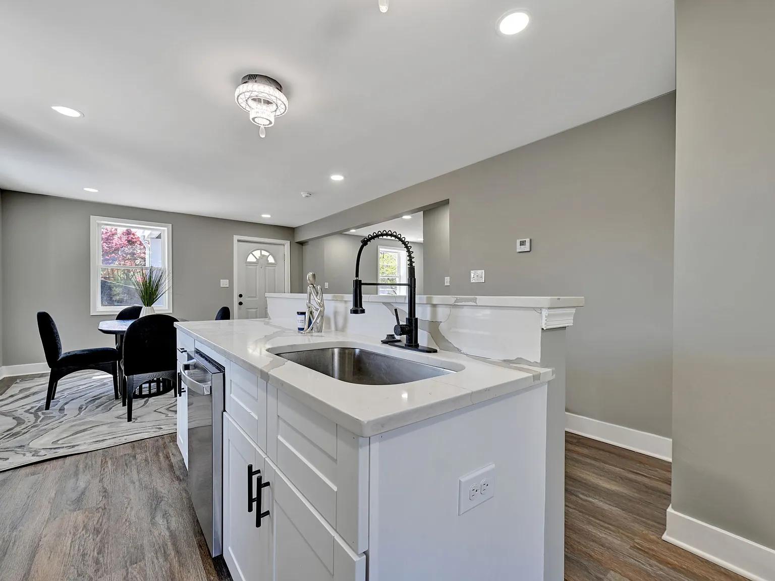6 bed, 1800 sqft, $4,598 — Photo 4