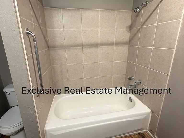 608 Riverside Dr — Photo 3