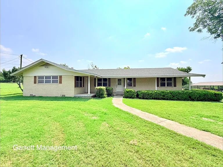 1074 N US Highway 281 — Photo 1