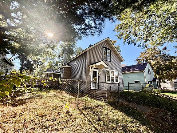 2nd image of 1126 Ross Ave
