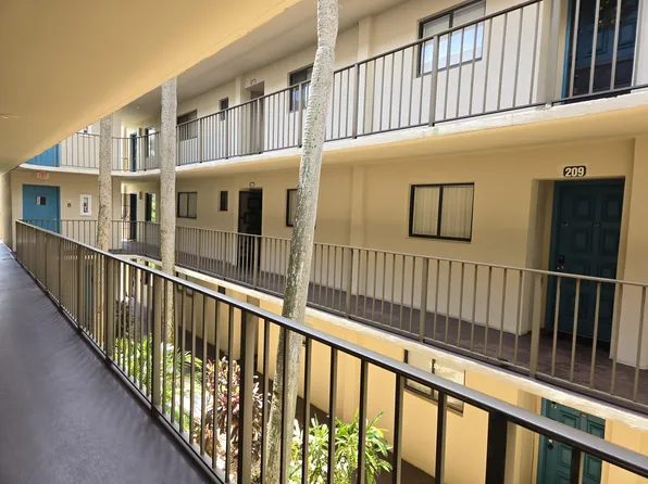 5190 Las Verdes Cir APT 209, Delray Beach, FL 33484