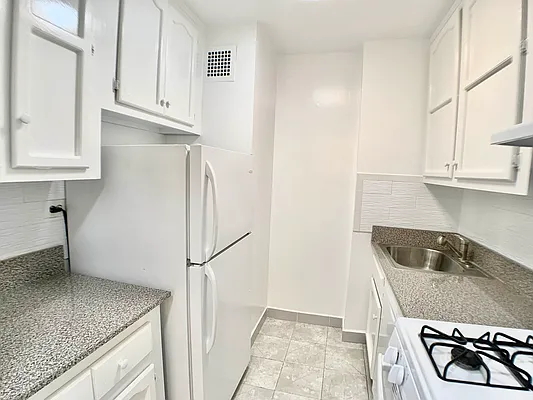 Rented by Douglas Elliman | media 19