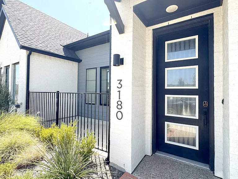 3200 N Collins St — Photo 1