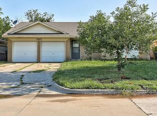 707 Century Dr, Moore, OK 73160