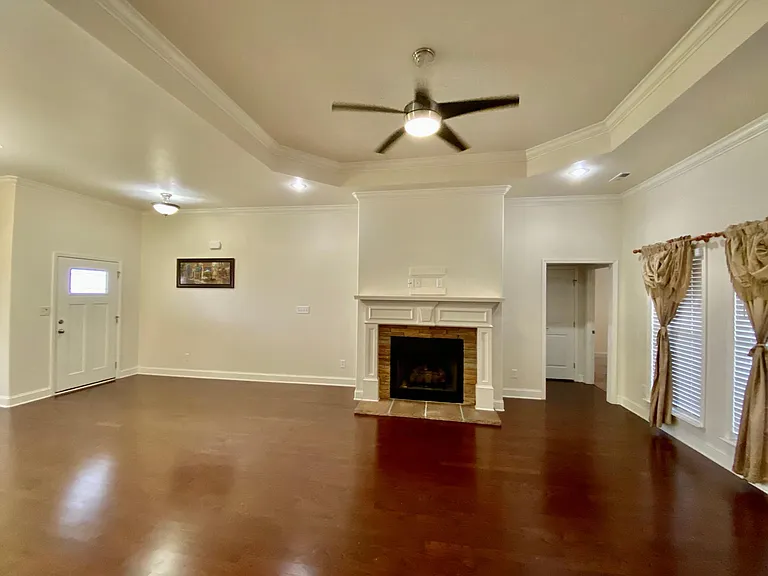 115 Woodvale Dr — Photo 3