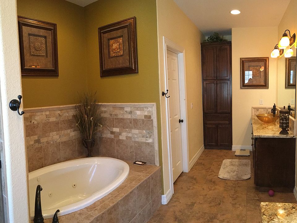 1st image of 450 Amber Oaks