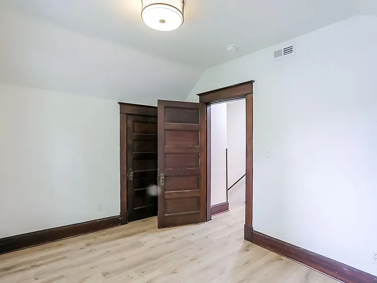 910 Sanders St — Photo 33